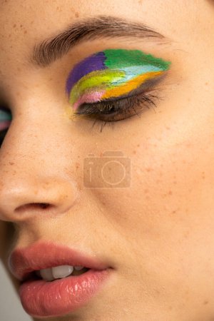 Téléchargez les photos : Close up view of freckled teenage model with colorful eyeshadows - en image libre de droit