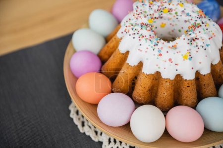 Hohe Ansicht von süßen Osterkuchen und bemalten Pastellfarben Eier auf dem Tisch zu Hause 