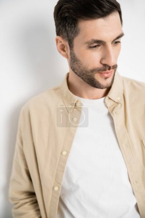 Téléchargez les photos : Portrait of brunette man in casual clothes looking away on white background - en image libre de droit