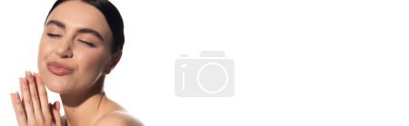 Téléchargez les photos : Jeune femme gaie avec maquillage naturel et les yeux fermés boudant lèvres isolées sur blanc, bannière - en image libre de droit