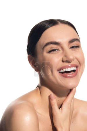 Téléchargez les photos : Heureuse jeune femme avec maquillage naturel et bouche ouverte riant isolé sur blanc - en image libre de droit