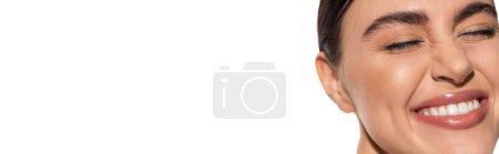 Téléchargez les photos : Gros plan de jeune femme heureuse avec un maquillage naturel impeccable souriant isolé sur blanc, bannière - en image libre de droit