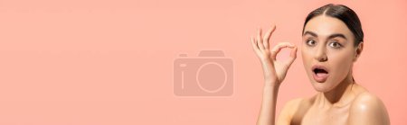 Téléchargez les photos : Femme surprise avec bouche ouverte montrant ok signe isolé sur rose, bannière - en image libre de droit