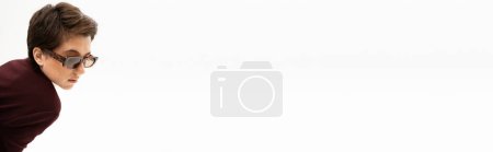 Téléchargez les photos : Brunette femme aux cheveux courts portant des lunettes de soleil à la mode isolé sur blanc avec espace de copie, bannière - en image libre de droit