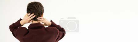 Téléchargez les photos : Vue arrière de la femme en blazer et bagues à doigts touchant les cheveux bruns courts sur fond blanc, bannière - en image libre de droit