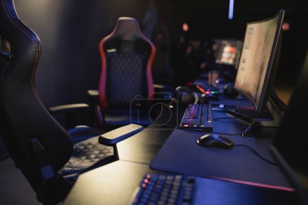 Foto de Monitores de ordenador y teclados en la mesa en el club de juego - Imagen libre de derechos