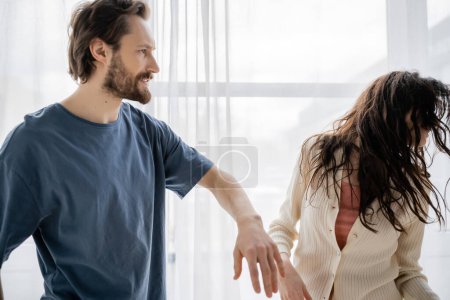 Homme en colère battant petite amie brune pendant la querelle à la maison 