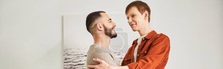 heureux gay les hommes regardant chacun tout en embrassant dans chambre, bannière