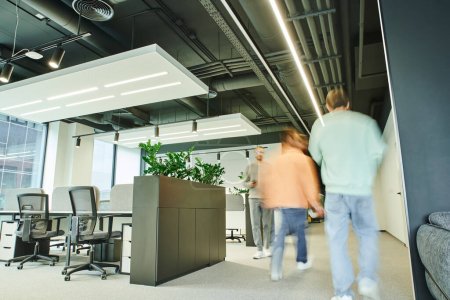 desenfoque movimiento de los hombres de negocios caminando en la oficina de coworking contemporáneo y espacioso con muebles modernos, plantas naturales verdes y el interior de alta tecnología, movimiento, concepto de negocio dinámico