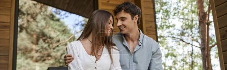 Banner, glücklicher Mann umarmt fröhliche Frau auf Veranda sitzend, romantisches Paar, Ferienhaus