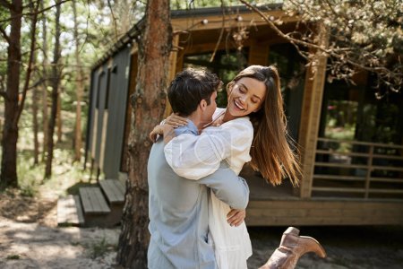 Foto de Alegría de verano, mujer feliz abrazo con el novio cerca de la casa de vacaciones en el bosque, el amor, pareja romántica - Imagen libre de derechos