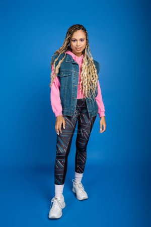 Photo for Attractive african american woman with dreadlocks posing in sporty outfit, diversity, look at camera - Royalty Free Image