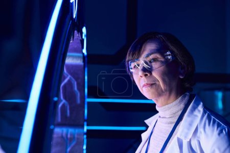 Zukunftsorientierter Wissenschaftler mittleren Alters erkundet Forschungszentrum für experimentelle Ausrüstung