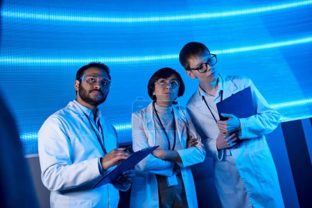 laboratorio futurista, científicos multiétnicos que trabajan en soluciones innovadoras