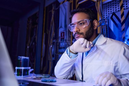 Außerirdisches Leben erforschen, indischer Wissenschaftler in Brille in der Nähe von Petrischalen und Reagenzgläsern, Entdeckungszentrum
