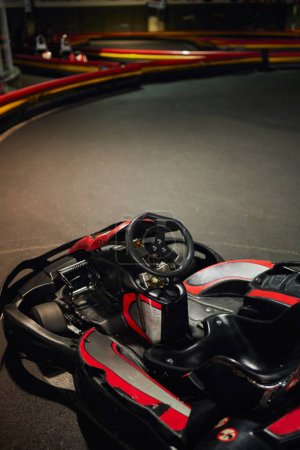Foto de Ir kart carro de carreras, coche de carreras rojo en el interior del circuito de karts de interior, vehículo de carreras de motor - Imagen libre de derechos