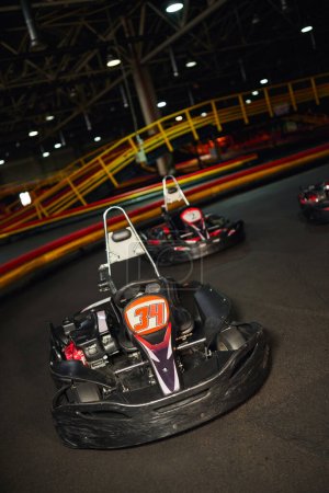 coches de carreras modernos dentro del circuito interior, vehículos de carreras de motor, ir kart para carreras de velocidad