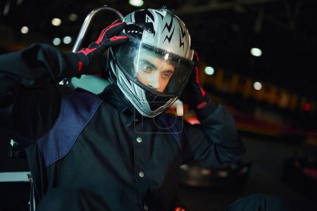 ir conductor de karts quitándose el casco después de competir en el circuito, la velocidad de conducción y el concepto de automovilismo