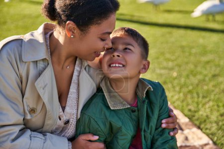 Portrait positiver afrikanisch-amerikanischer Frau und Junge, Mutter und Sohn umarmen, binden und lieben