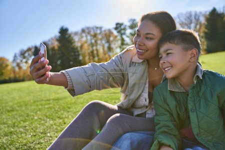 Bindung und Liebe, afrikanisch-amerikanische Mutter macht Selfie mit Sohn, Frau und Junge, Herbst, Herbstsaison