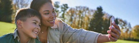 Bindung und Liebe, afrikanisch-amerikanische Mutter macht Selfie mit Sohn, Frau und Junge, Herbst, Banner