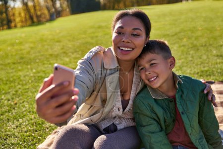 vinculación, madre afroamericana feliz tomando selfie con hijo, mujer y niño, otoño, alegría