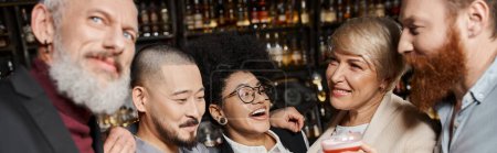 Téléchargez les photos : Équipe diversifiée de collègues multiculturels heureux et réussis se détendre après le travail dans le bar, bannière - en image libre de droit