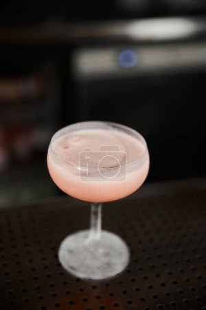 Téléchargez les photos : Verre avec un délicieux punch au lait alcoolisé sur le comptoir dans l'ambiance du bar, culture cocktail classique - en image libre de droit