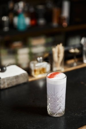 Foto de Vaso con delicioso ponche de leche con sabor a canela en el mostrador del bar, arte de cóctel clásico - Imagen libre de derechos