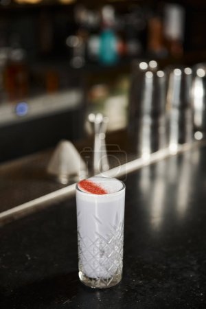 Foto de Cultura de cóctel, vidrio con delicioso ponche de leche clásico con sabor a canela en el mostrador de bar - Imagen libre de derechos