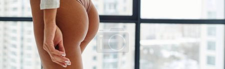 Foto de Nalgas femeninas y concepto de figura delgada, sexy mujer joven en bikini tanga ropa interior, pancarta - Imagen libre de derechos