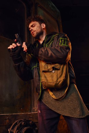 hombre con bolsa de lona pistola de control en peligro ambiente de metro abandonado, personaje del juego