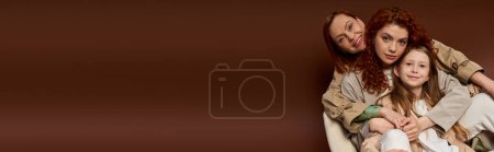 Téléchargez les photos : Générations, heureuse famille rousse regardant la caméra sur fond brun, éducation parentale moderne, bannière - en image libre de droit