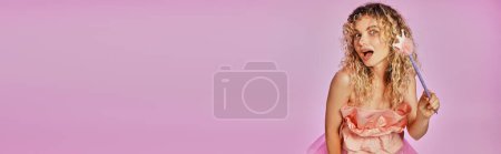 Téléchargez les photos : Jolie belle femme en costume de fée dentaire tenant baguette magique et regardant la caméra, bannière - en image libre de droit