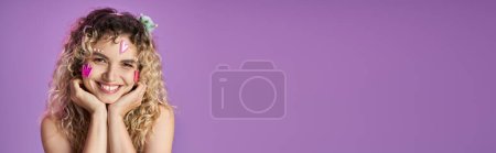 Téléchargez les photos : Jolie femme blonde en costume rose avec des autocollants visage regardant joyeusement la caméra, bannière - en image libre de droit