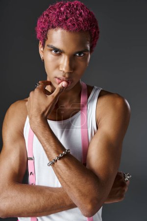 guapo afroamericano hombre con el pelo rosa seductor mirando cámara, moda y estilo