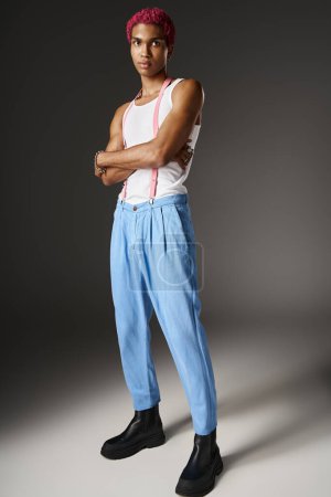 Foto de Joven afroamericano con los brazos cruzados en el pecho y mirando a la cámara, la moda y el estilo - Imagen libre de derechos