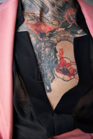 Foto de Vista recortada de hombre joven con tatuajes en chaqueta elegante rosa y camisa transparente, concepto de moda - Imagen libre de derechos
