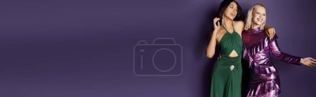 Téléchargez les photos : Bonne année, joyeuses amies interracial en tenue festive souriant sur fond violet, bannière - en image libre de droit