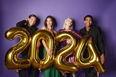 Fiesta de Año Nuevo, alegres amigos interracial en trajes y vestidos sosteniendo globos con números 2024