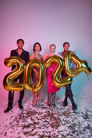 Frohe Weihnachten und ein gutes neues Jahr, fröhliche multiethnische Freunde mit Luftballons mit 2024 Zahlen