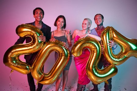 Feliz Navidad y Feliz Año Nuevo, amigos interracial positivos sosteniendo globos con números 2024