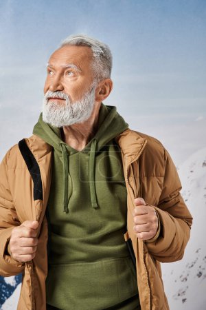 retrato de Santa con barba blanca mirando hacia otro lado con montañas y árboles en el telón de fondo, concepto de invierno