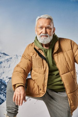 Téléchargez les photos : Portrait d'un homme sportif habillé en Père Noël avec genou levé regardant la caméra, concept d'hiver - en image libre de droit