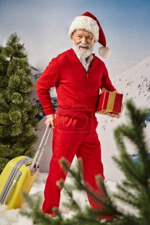 fröhlicher Weihnachtsmann mit weihnachtlichem Hut, der mit Koffer spazieren geht und Geschenke hält, Winterkonzept