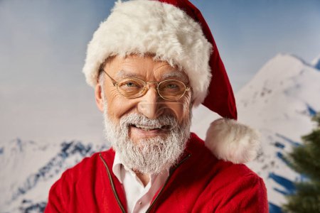 retrato de hombre alegre vestido como Santa con gafas sonriendo sinceramente a la cámara, concepto de invierno