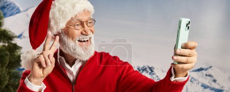 hombre alegre vestido como Papá Noel con gafas y tomando selfie mostrando gesto de paz, invierno, pancarta