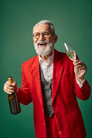 fröhlicher Mann als Weihnachtsmann mit Bart, Champagner genießend und herzlich lächelnd, winterliches Konzept