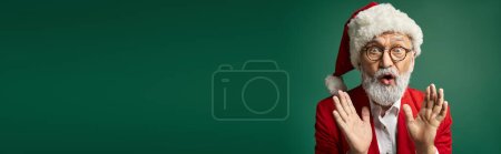 Schockierter Weihnachtsmann in roter eleganter Kleidung mit offenem Mund blickt in die Kamera, Winterkonzept, Banner