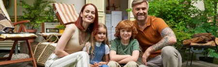 Téléchargez les photos : Parents joyeux avec des enfants heureux assis près de la maison de remorque et regardant la caméra, le temps de la famille, bannière - en image libre de droit